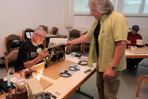 Bernd Böhle (links) hat ein Tonbandgerät auseinandergenommen, der Eigentümer Peter Hellweg hofft, dass es bald wieder läuft.