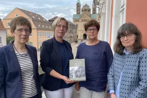 Geschichtsbuch ist fertig: Herausgeberin Angela Borgstedt (links) neben Oberbürgermeisterin Stefanie Seiler, Bürgermeisterin Mon