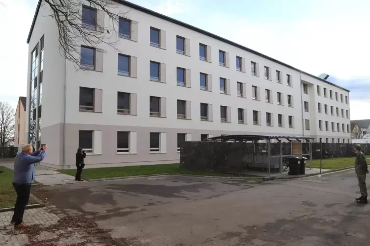 Eins der beiden Unterkunftsgeb&auml;ude an der Ringstra&szlig;e, die recht schnell fertig waren &ndash; dank Generalunternehmer. 