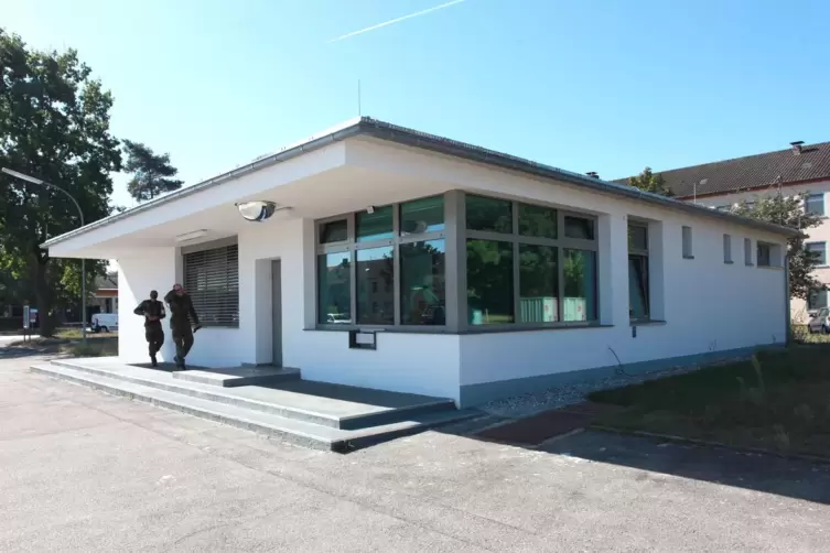 Bereits vor etwa zw&ouml;lf Jahren ist das neue Wachgeb&auml;ude am Kasernentor fertiggestellt worden. 