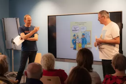 Die Präventionskrimilesung fand erstmals in der Gemeindebücherei Limburgerhof statt: Steffen Boiselle (links) und Harald Schneid