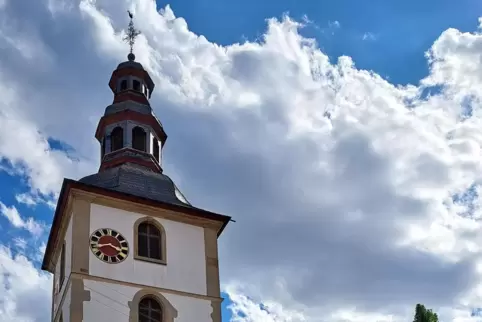 Der aus dem 14. Jahrhundert stammende Turm der evangelischen Kirche in Odenbach ist einsturzgefährdet.