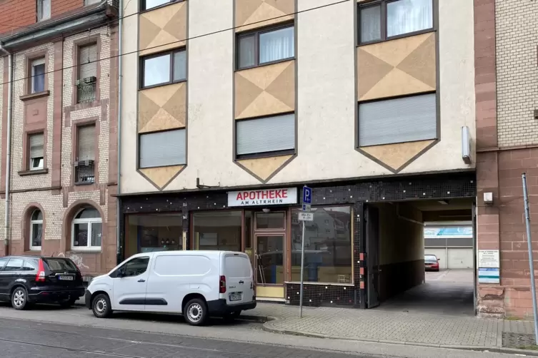 Ein Schild erinnert noch daran, dass es in der Sandhofer Stra&szlig;e mal eine Apotheke gab.