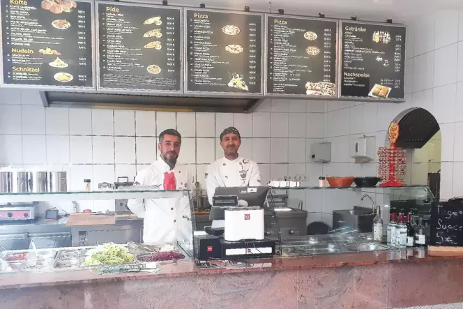 Das Restaurant »Ibosallee« in der Alleestraße 10 hat Deniz Taydas (links) übernommen. Rechts: Koch Kenan Culum, der schon mehrer