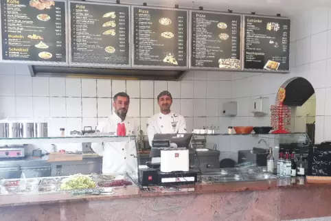 Das Restaurant „Ibosallee“ in der Alleestraße 10 hat Deniz Taydas (links) übernommen. Rechts: Koch Kenan Culum, der schon mehrer