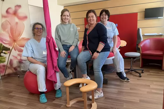 Sind sehr glücklich mit ihrer Arbeit am Grünstadter Kreiskrankenhaus (von links): Leitende Hebamme Ute Vanhöf, Emma Höhn, Justin