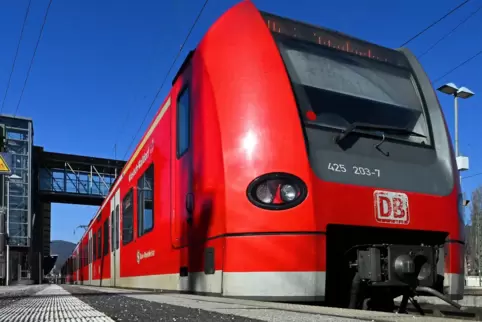 Heute laufen mehrere wichtige Bahnlinien über Neustadt Hauptbahnhof. 