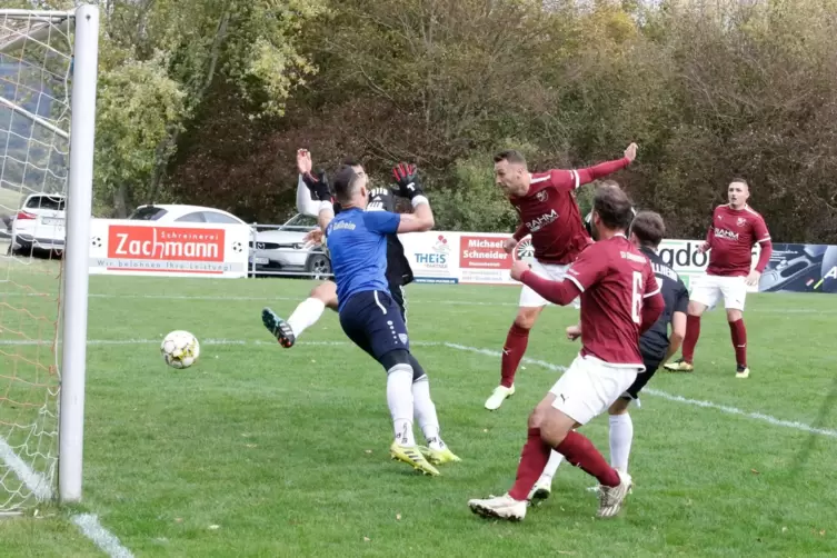 Michael Hammerschmidt (Mitte), der Spielertrainer des SV Gundersweiler, hier bei einem Kopfballtreffer im Spiel gegen G&ouml;llheim, 