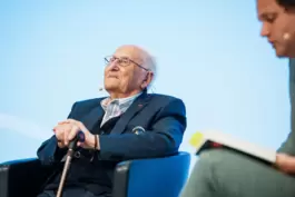 Albrecht Weinberg, bald 100-jährig und hellwach, begleitet von Journalist Nicolas Büchse bei der BASF.