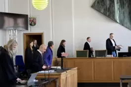 Der Vorsitzende Richter Karsten Sauermilch (rechts) weist den Angeklagten (blaue Jacke) in seine Schranken.