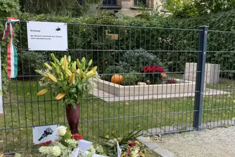 Hinter einem Zaun: Grab von Helmut Kohl am Rand des Speyerer Adenauerparks.