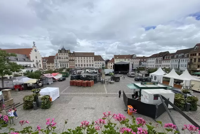 Der Aufbau für das große Festwochenende auf dem Landauer Rathausplatz läuft auf Hochtouren.