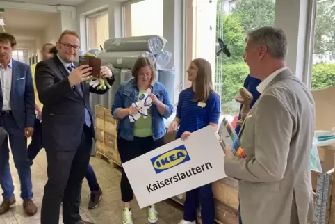 Oberbürgermeister Markus Zwick (links) freut sich mit Pakt-Leiterin Martina Fuhrmann, Ikea-Marketingfachfrau Kristin Hauck und B