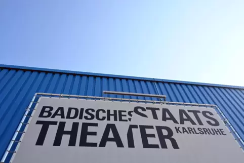 Im Badischen Staatstheater will der neue Leiter einiges auf den Kopf stellen, angefangen beim zweiten A im neuen Logo, das noch 