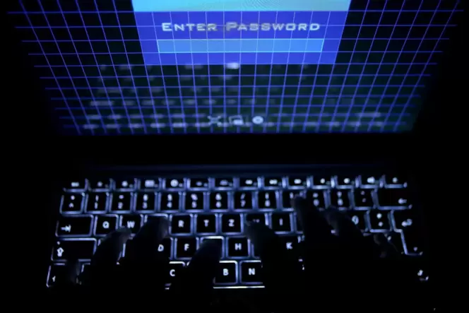Passwordeingabe am Laptop