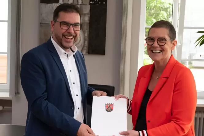 Verbandsbürgermeister Klaus Weber freut sich über den Förderbescheid von Staatssekretärin Petra Dick-Walther.