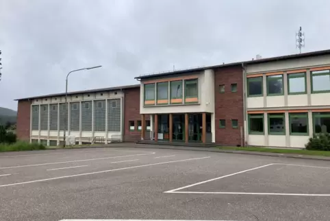 Die Glasbausteine an der Schulturnhalle sollen durch neue Fenster ersetzt werden. 