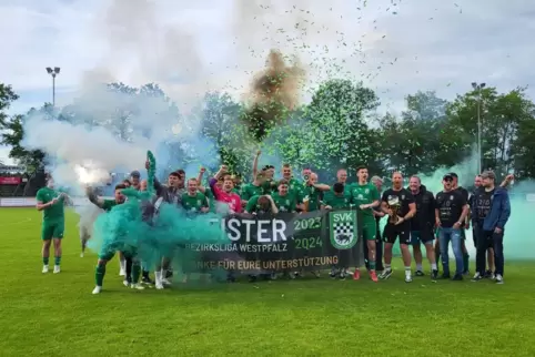 Die Mannschaft des SV Kirchheimbolanden bejubelt nach dem letzten Berzirksliga-Saisonspiel gegen den TuS Schönenberg die Meister