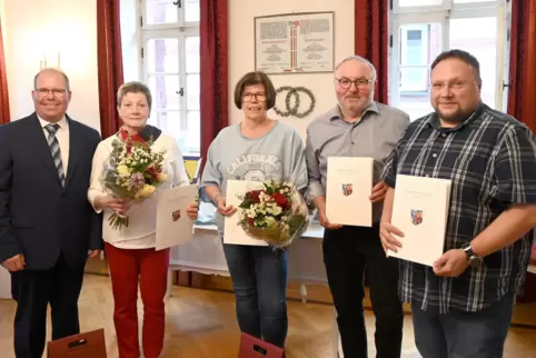 Mit einem Blumenstrauß für die Damen und einer Urkunde für alle dankt Bürgermeister Jürgen Oberholz (links) Jutta Schettgen, Gab