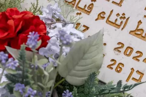 Der Grabstein eines Gefallenen des Gaza-Kriegs auf dem Militärfriedhof Hurfeish. In dem Dorf lebt die Familie Azzam. 