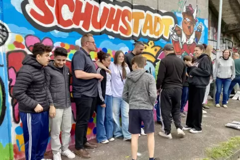 Der Kaiserslauterer Streetart-Sprayer Morizz Müller (Dritter von rechts) hat 15 Kinder und Jugendliche in die Graffiti-Kunst ein