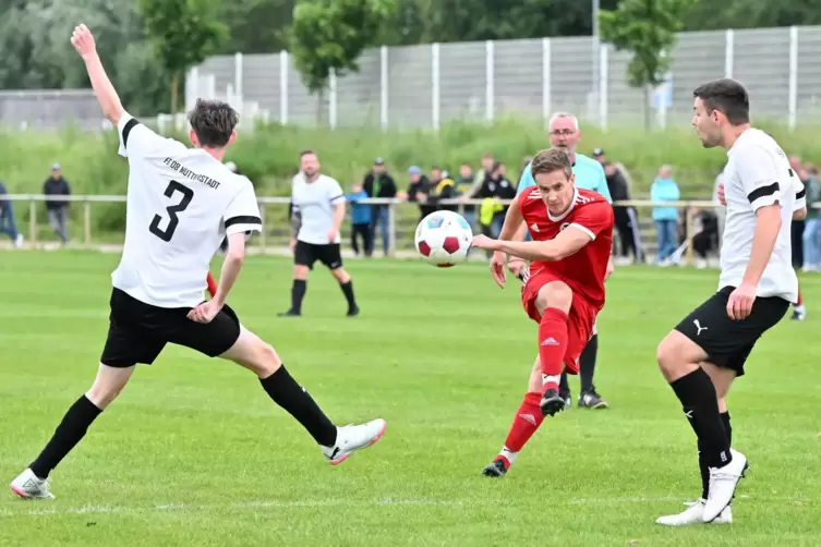 Da war noch alles gut für den 1. FC 08 Haßloch II: Haßlochs Thomas Schumann (Mitte) erzielt das 1:0.