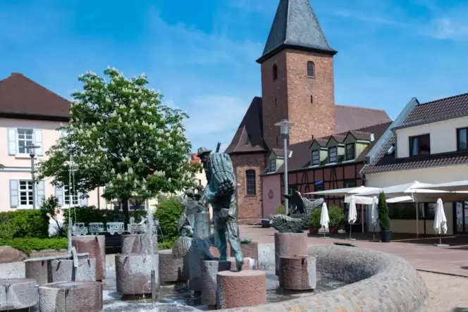 Der Ortskern: Remigiushaus mit Stickelspitzerbrunnen.