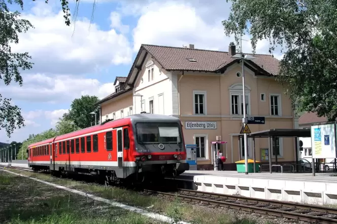 Eisenberg ist seit 30 Jahren wieder mit dem Zug erreichbar. Die Reaktivierung der Strecke von Grünstadt war 1994 eine Deutschlan