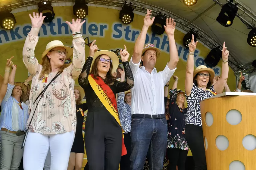 Mutter und Tochter: die neue Miss Strohhut, Isis Jendahl, mit Mutter Anke (links), die ebenfalls schon Stadtrepräsentantin war,