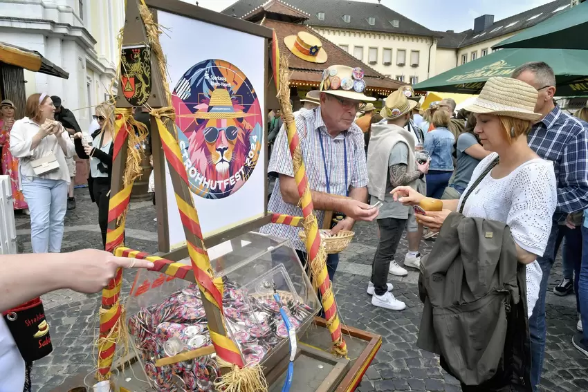 Nachschub: Pünktlich zum Strohhutfest wurden 5000 Buttons nachgeliefert.