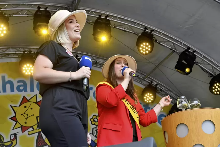 Im Duett: die scheidende Miss Strohhut, Julia Boudot, mit ihrer Vorgängerin Sonja Erbach.