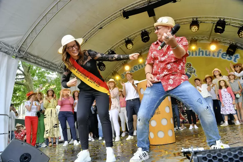 Rocken bei der Fest-Hymne die Bühne: Sänger Oliver Herrmann und Miss Strohhut Isis Jendahl.