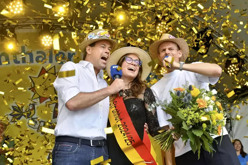 Im Konfettiregen: Miss Strohhut Isis Jendahl mit OB Meyer (links) und Moderator Ben Salzner.