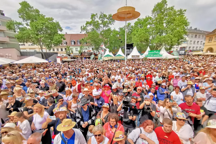 Etwa 3000 Besucher kamen zur Eröffnung des Strohhutfests.
