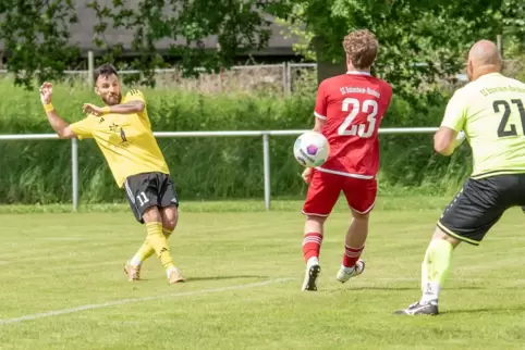 Mircea-Olivin Vacaru mit dem 2:1 für Erlenbach. 