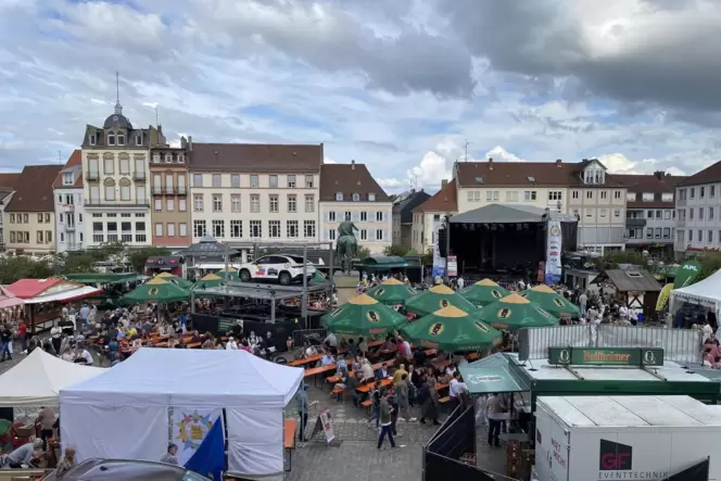 Von Donnerstag bis Sonntag wird der Rathausplatz in Landau zum großen Festgelände.