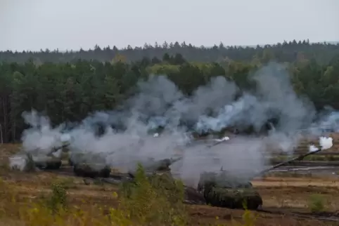 Panzerhaubitze der Bundeswehr bei einem Übungsschießen. 