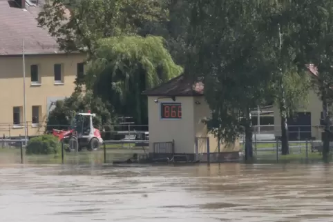 Pegelhaus bei Maxau gegenüber von Wörth, wenige hundert Meter flußabwärts von der Rheinbrücke Wörth/Karlsruhe.