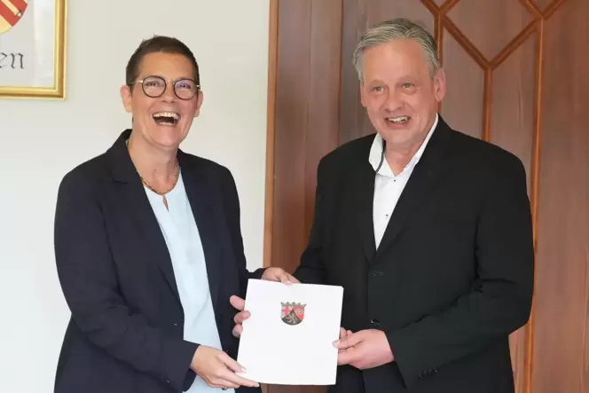 Staatssekretärin Petra Dick-Walthers überreicht Förderbescheid über 400.000 Euro an den Ersten Beigeordneten Timo Bäuerle.