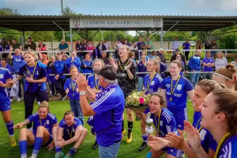 Trotz Niederlage im Pokalfinale: Das Team von Spielführerin Laura Jung (mit Pokal und Blumenstrauß) wurde vom SCS-Anhang spontan