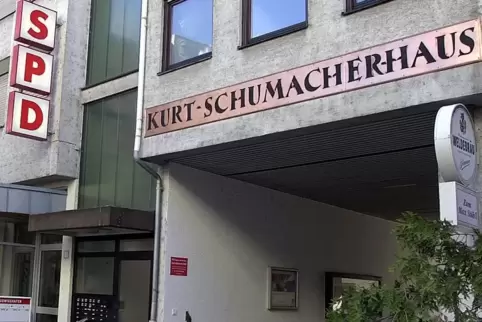 Auch die Scheiben des SPD-Büros in der Maxstraße wurden beschmiert. 