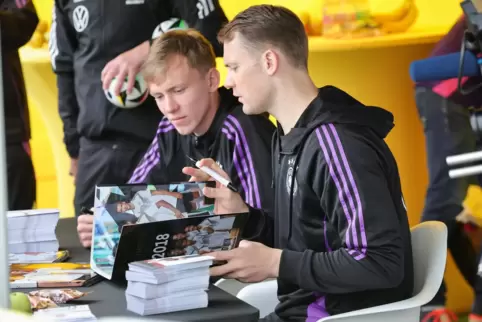 Ein Trainingslager mit Fans: Hier geben Manuel Neuer (rechts) und Maximilian Beier Autogramme bei einer Anhängeraktion. 