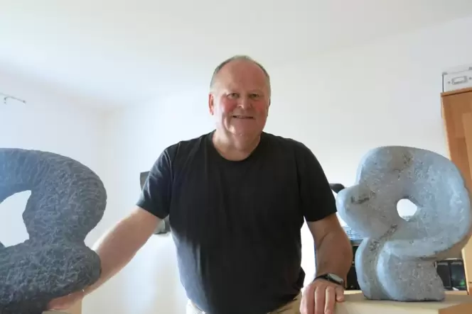 Karsten Wicke mit zweien seiner Skulpturen.