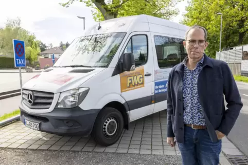 Peter Schmidt vor dem Weilerbacher „Sandhaas“: Der Öffentliche Personennahverkehr könnte durch Bürgerbus-Initiativen ergänzt wer