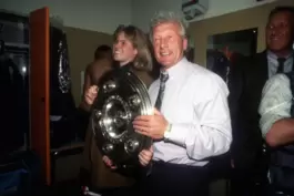 Kabinenfeier 1991 mit der Meisterschale und seiner Tochter Miriam: Kalli Feldkamp als Erfolgstrainer des 1. FC Kaiserslautern.