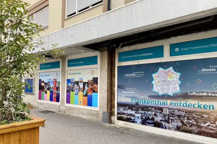 Die komplette Fassade, die zuvor mit wei&szlig;en W&auml;nden verschalt war. 