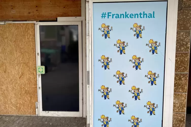 Fotowand: Strohhutfestm&auml;nnchen neben Pressspanplatten. 