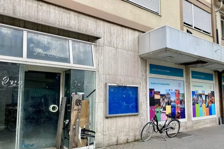 Auch im verwaisten Laden neben der fr&uuml;heren Drogeriemarktfiliale herrscht Stillstand auf der Baustelle. 