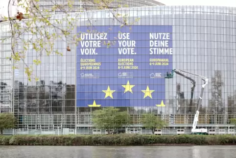 Seit Anfang April wird am Straßburger Parlamentsgebäude an der Ill in drei Sprachen aufgefordert, zur Wahl zu gehen.