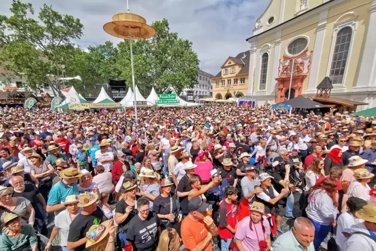 Innenstadtbelastungstest: Beim Strohhutfest herrscht in der Frankenthaler Innenstadt bis Sonntagabend der Ausnahmezustand. Hier 